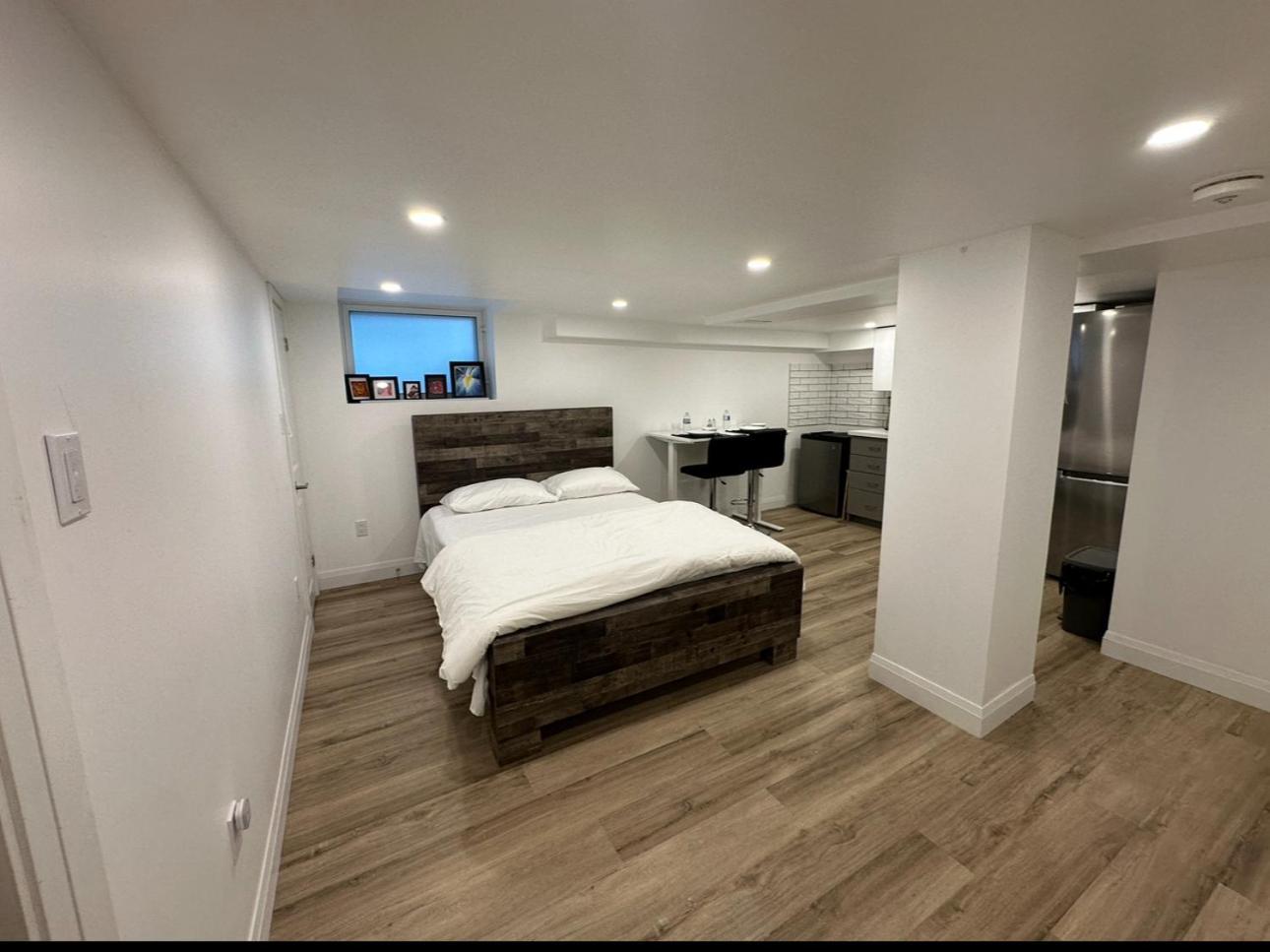 Pvt Near Waterloo Airport & Minutes To Downtown *