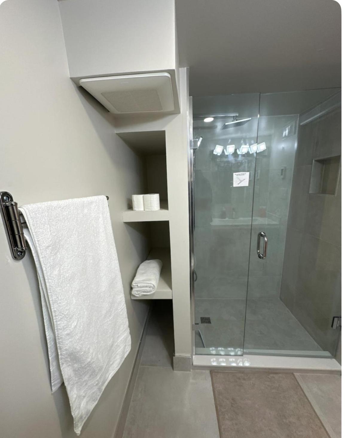 Pvt Near Waterloo Airport & Minutes To Downtown