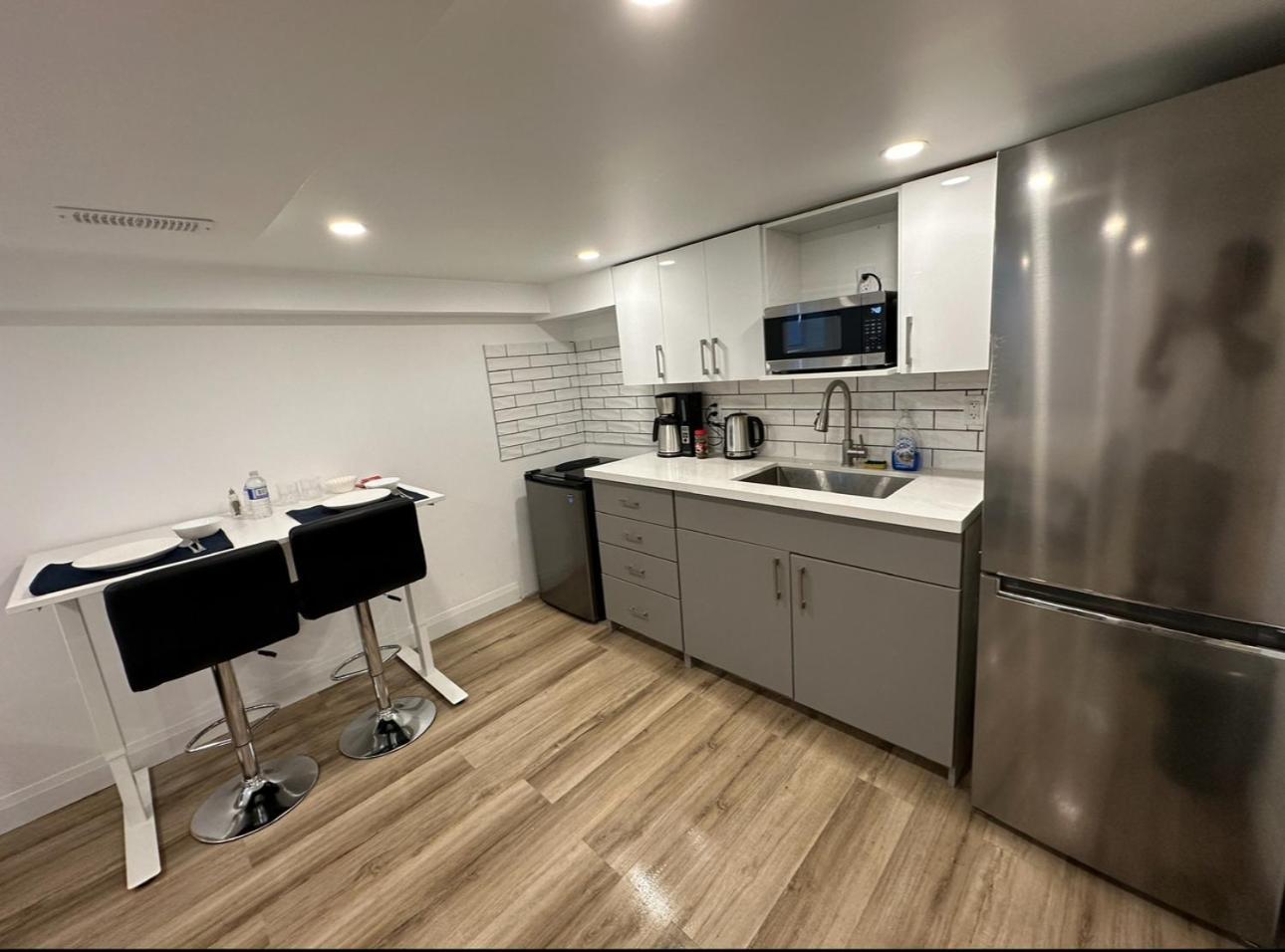 Pvt Near Waterloo Airport & Minutes To Downtown Apartment *