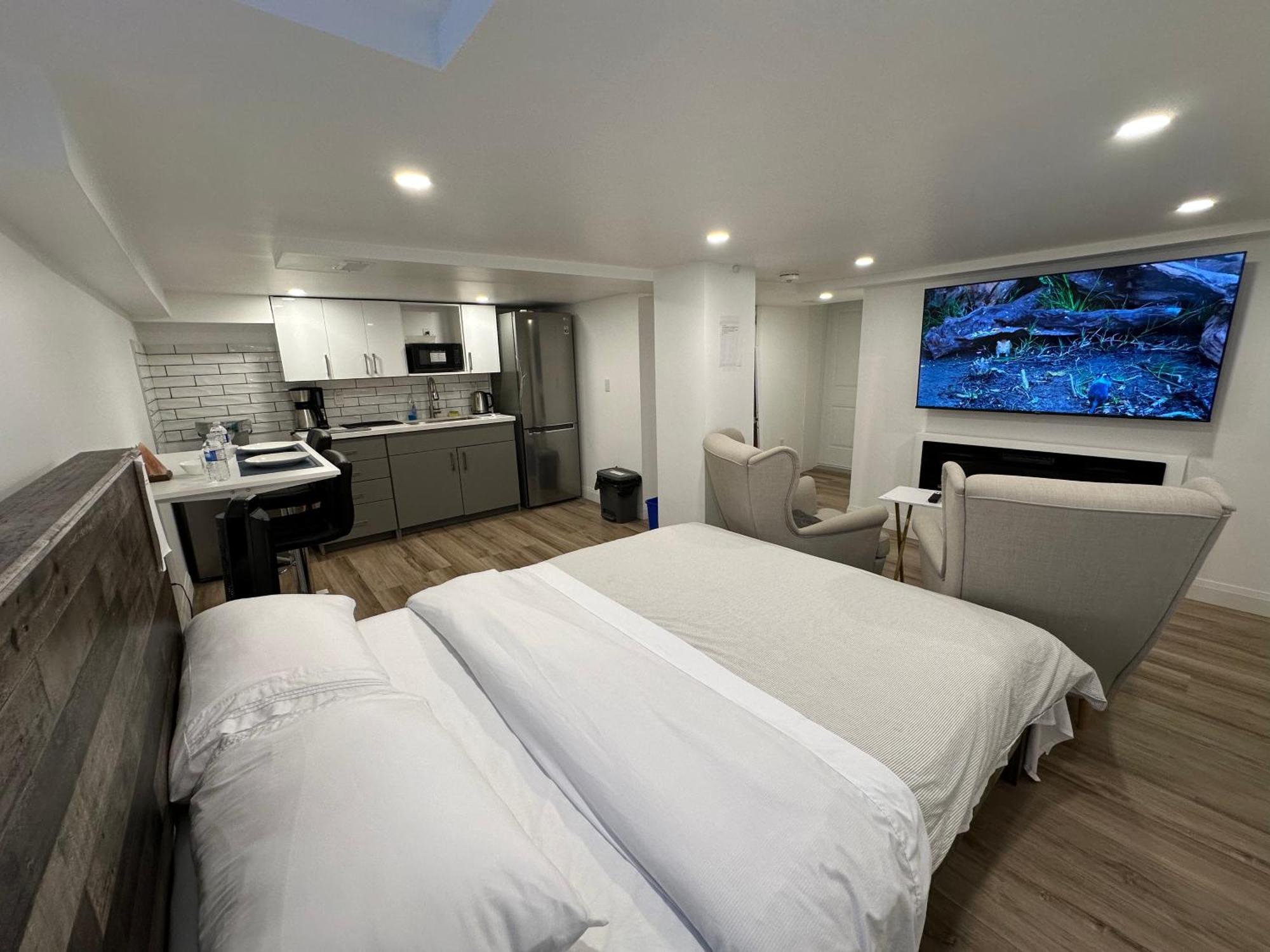 Pvt Near Waterloo Airport & Minutes To Downtown *