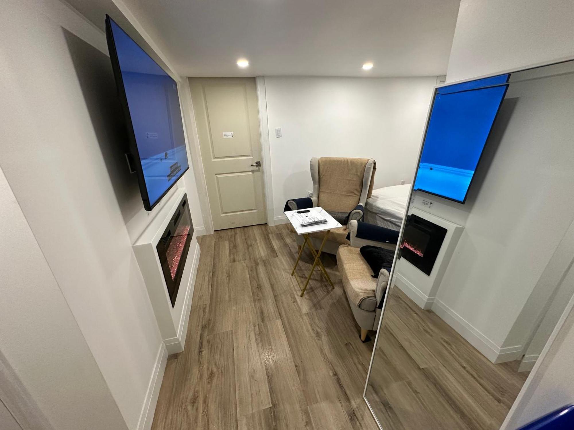 Pvt Near Waterloo Airport & Minutes To Downtown