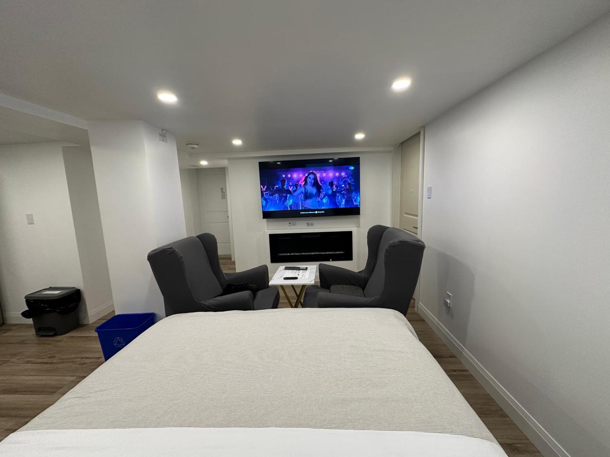 Pvt Near Waterloo Airport & Minutes To Downtown * Kitchener